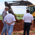 Valter Brito acompanha Dr. Bandeira e Chico Piroli em visita técnica aos serviços na estrada Nova Esperança