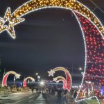 Com muita emoção e alegria, multidão prestigia inauguração da Iluminação Natalina de Caracol