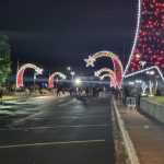 Com muita emoção e alegria, multidão prestigia inauguração da Iluminação Natalina de Caracol