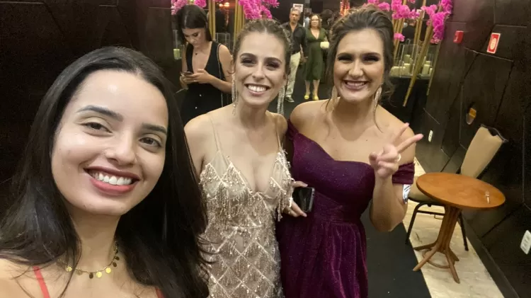 'Bebi, comi, tirei foto': ela demorou a ver que estava na formatura errada