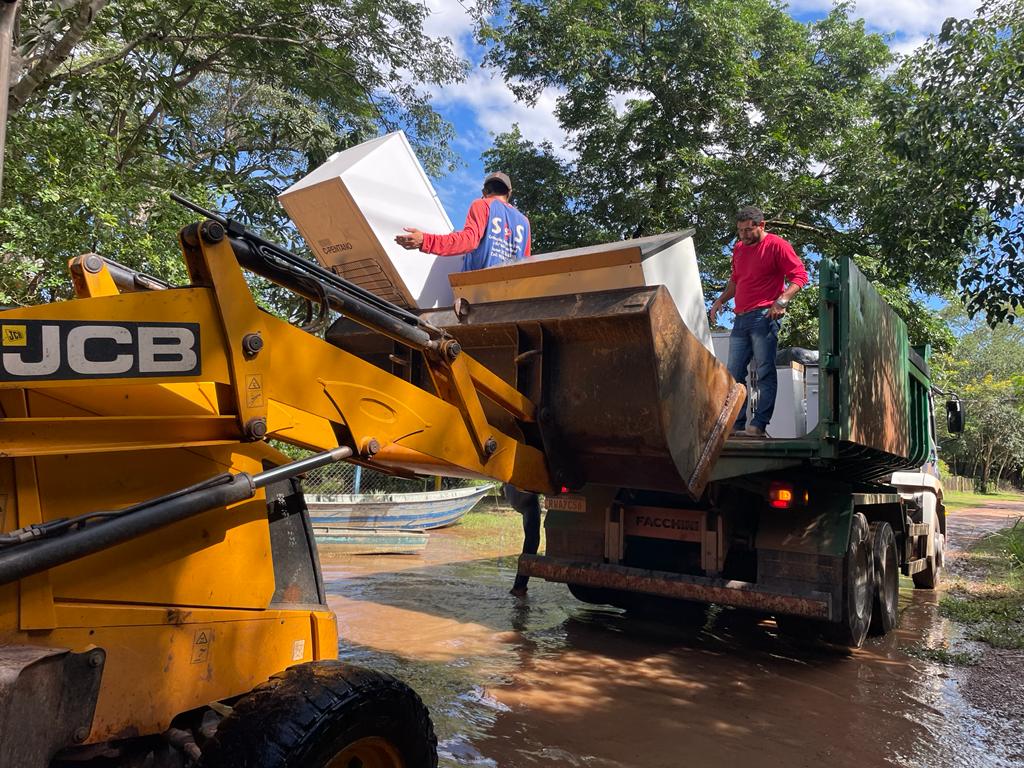 Famílias de áreas de risco de Águas do Miranda são retiradas de barco