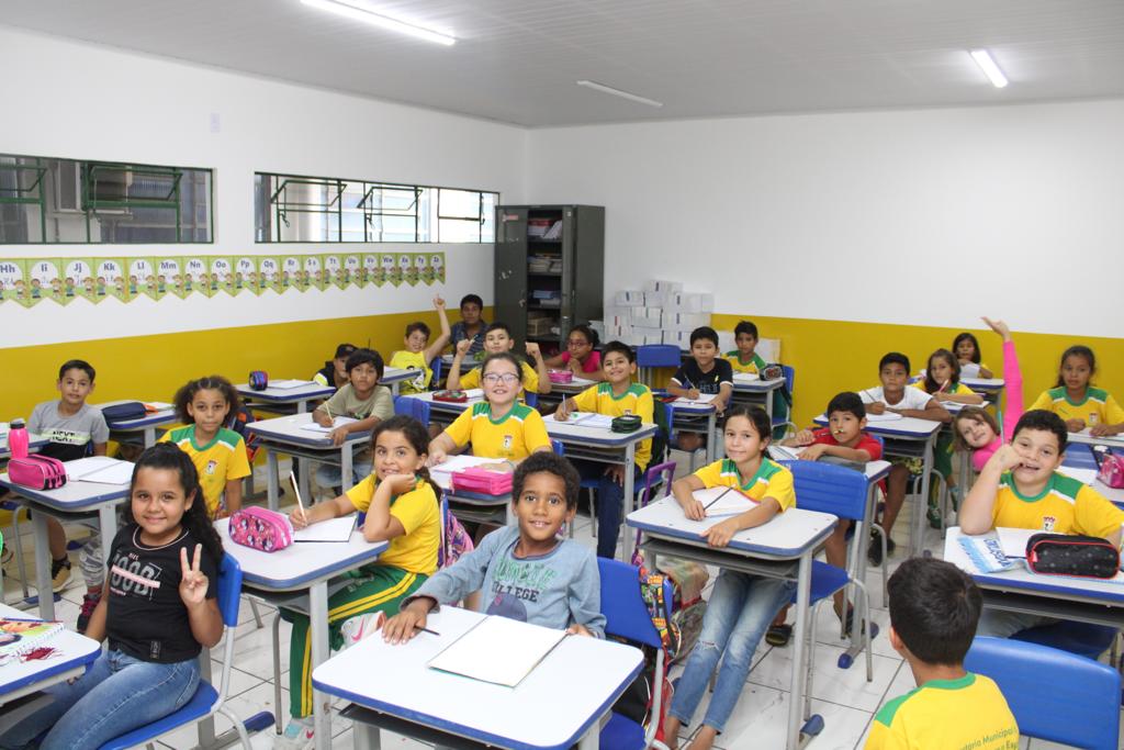 Prefeito Gilson Cruz e Bel comemoram a volta às aulas 2023 em Juti