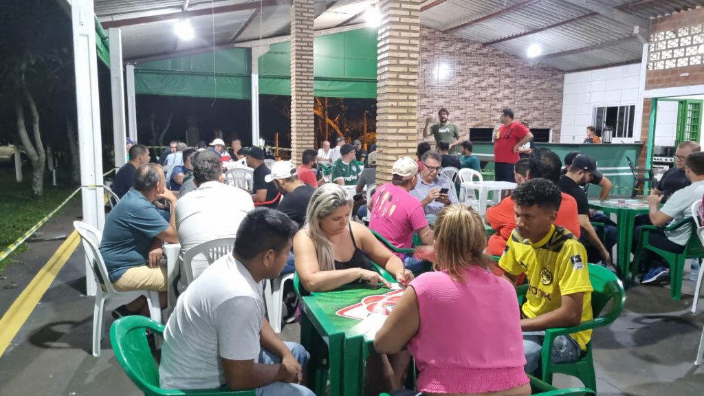 Com muita resenha e disputa, Torneio de Truco do Clube Tereré tem sucesso de participação