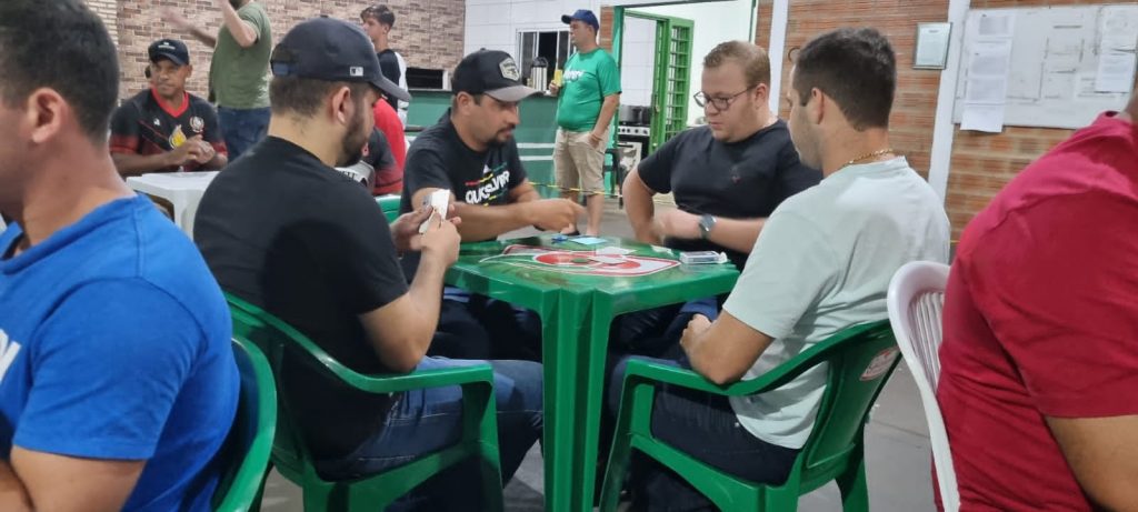 Com muita resenha e disputa, Torneio de Truco do Clube Tereré tem sucesso de participação