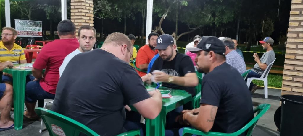 Com muita resenha e disputa, Torneio de Truco do Clube Tereré tem sucesso de participação