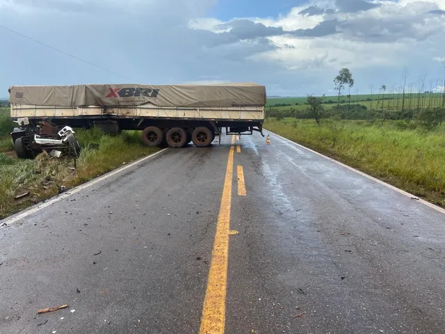 Colisão entre caminhonete e carreta deixa 2 pessoas mortas e 2 feridas na MS-384