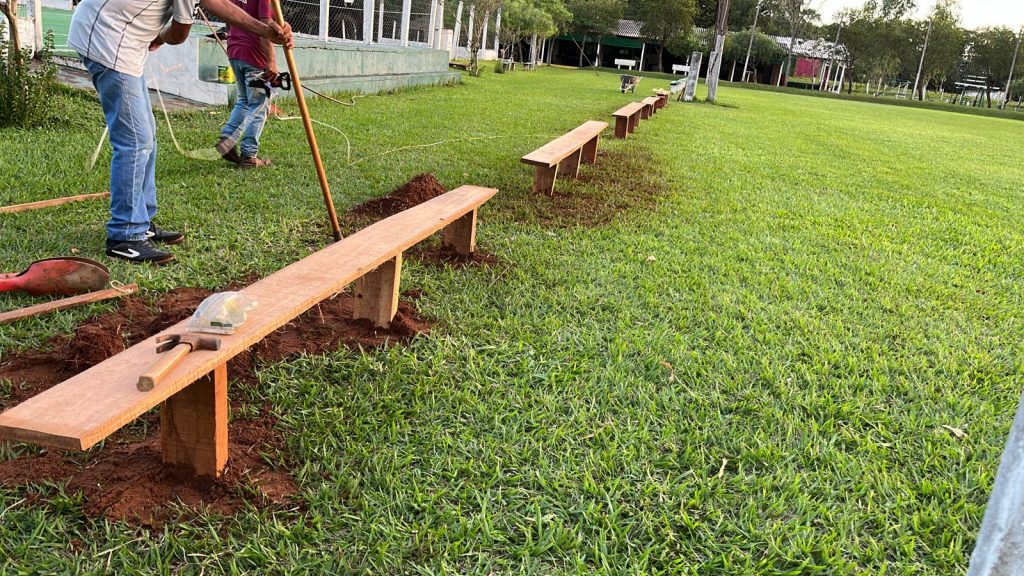 Diretoria do Clube Tereré substitui bancos de madeira do campo 01