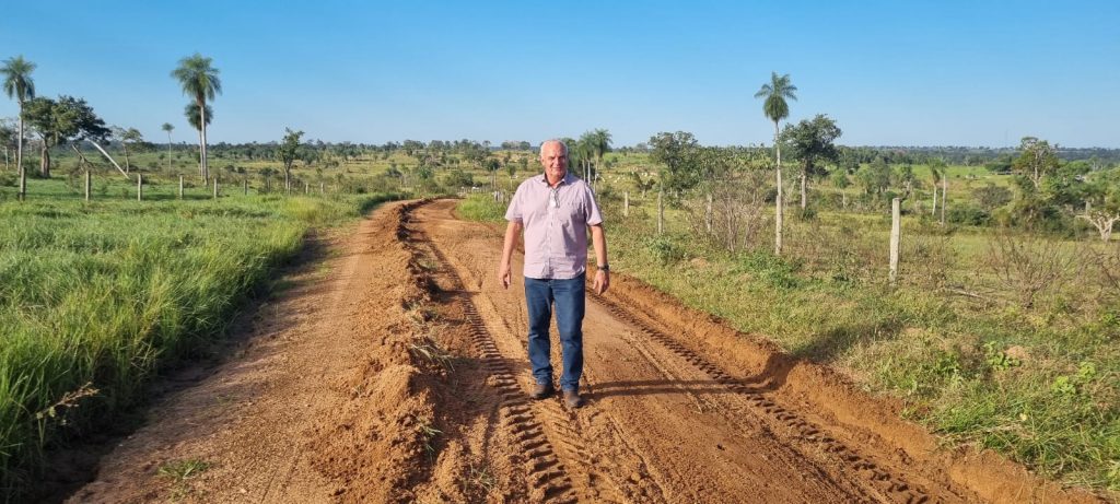 Prefeito Carlos Humberto Pagliosa acompanha serviços de recuperação de estradas na região das fazendas Itaruquê e Bocajá