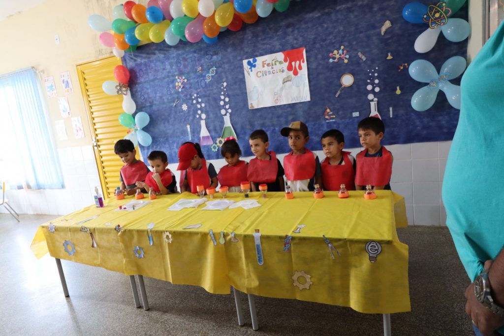 Pequenos cientistas deram show na 1ª Feira de Ciências do CEIM Hermito