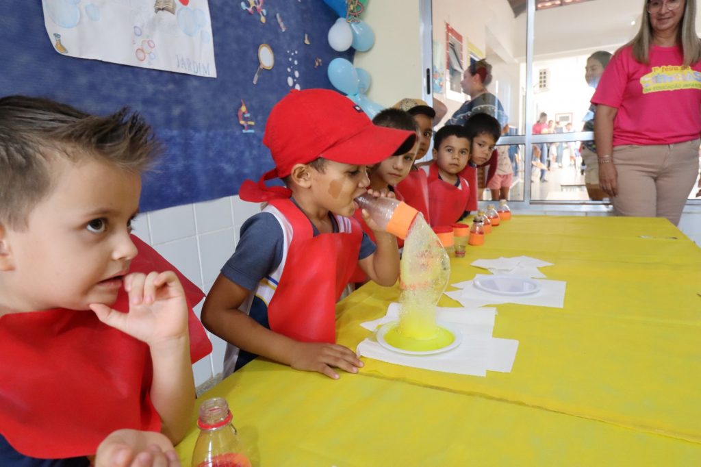 Pequenos cientistas deram show na 1ª Feira de Ciências do CEIM Hermito