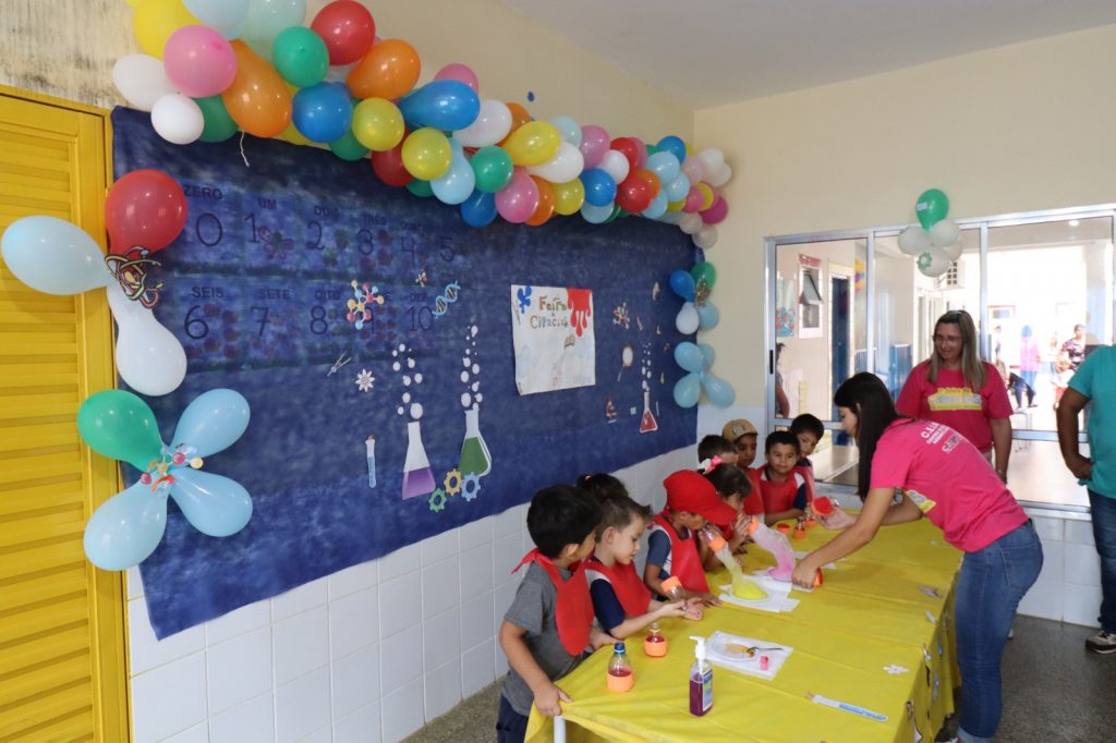 Pequenos cientistas deram show na 1ª Feira de Ciências do CEIM Hermito