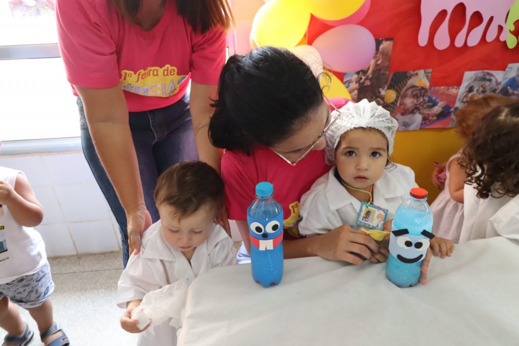 Pequenos cientistas deram show na 1ª Feira de Ciências do CEIM Hermito