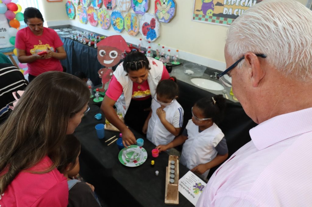 Pequenos cientistas deram show na 1ª Feira de Ciências do CEIM Hermito