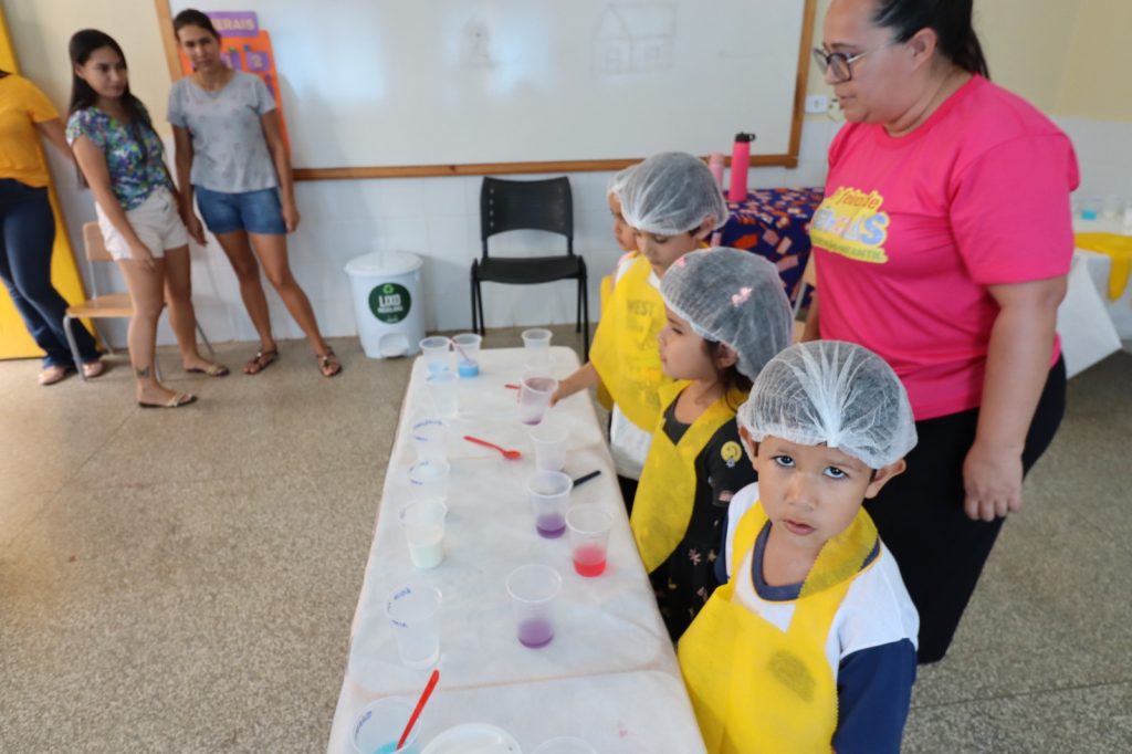 Pequenos cientistas deram show na 1ª Feira de Ciências do CEIM Hermito