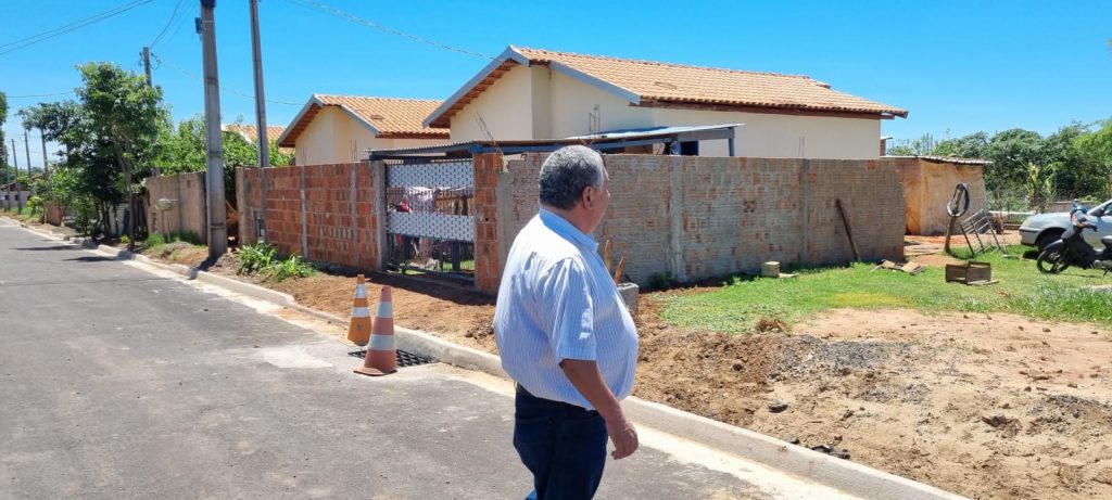 Brito visita obras no Pôr do Sol 2 e local das futuras casas no Residencial Analy