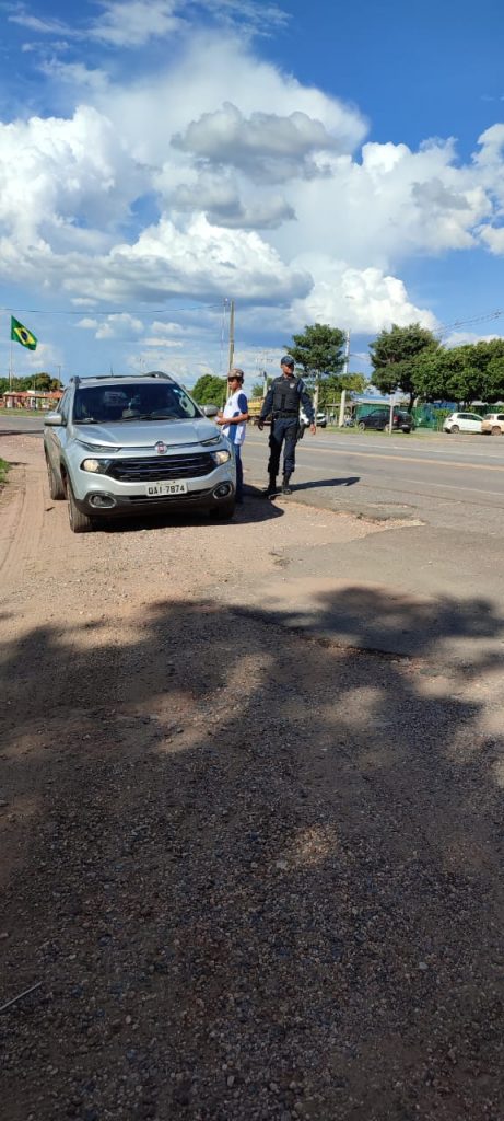 Estudantes da Escola Municipal Rural Inácio Silvestre Monteiro realizam blitz educativa contra a Dengue