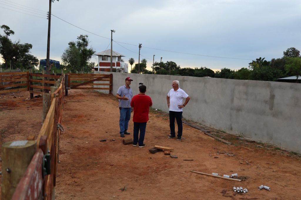 Patrão Nino Pradela recebe prefeito Neco e vice Preguinho para apresentar novas obras estruturais para a grande Festa do Laço