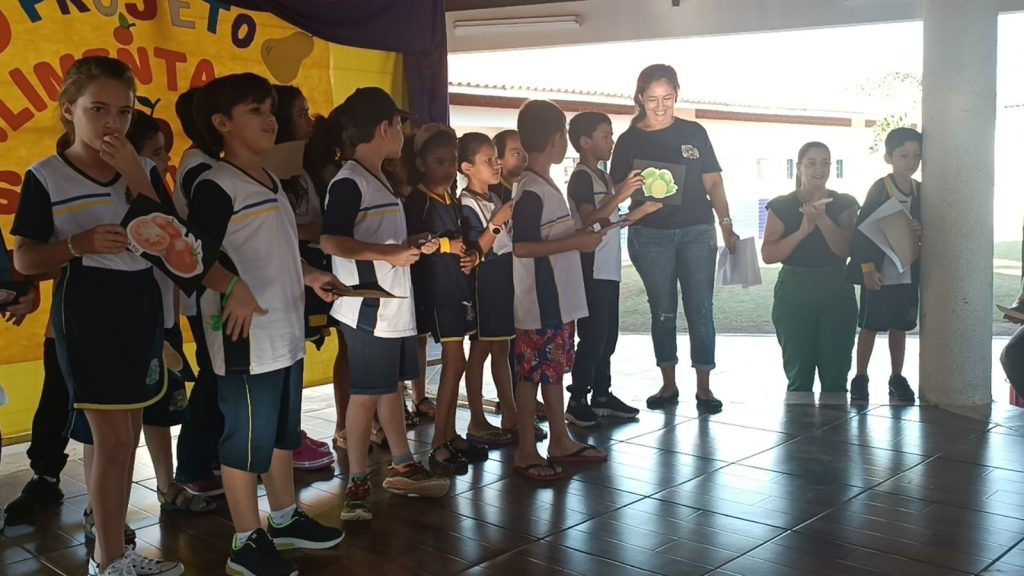 Alunos da Escola Municipal Joaquim Antônio dos Santos participam do projeto Alimentação Saudável