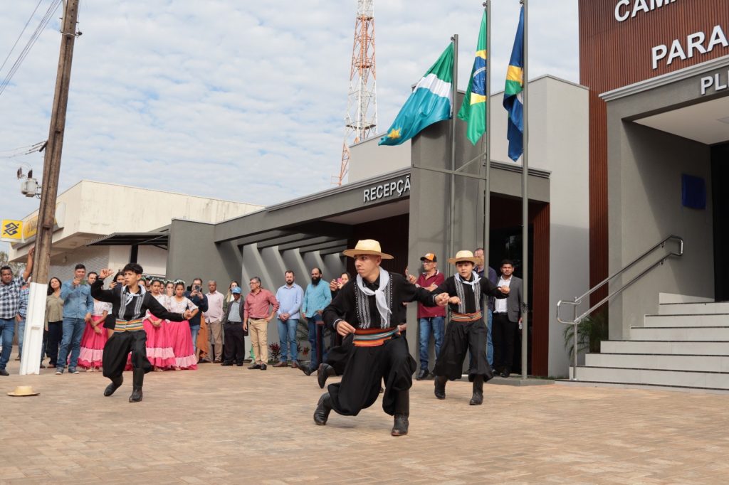 Vereadores de Paranhos inauguraram uma das maiores Câmaras Municipais do interior de Mato Grosso do Sul nesta sexta-feira (5)