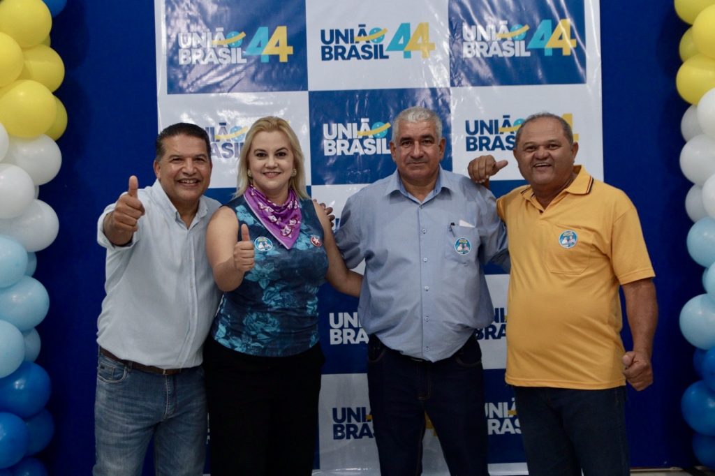 Abraçado pelo povo, Dr. Alex é homologado pré-candidato a prefeito junto com Vandinho para vice