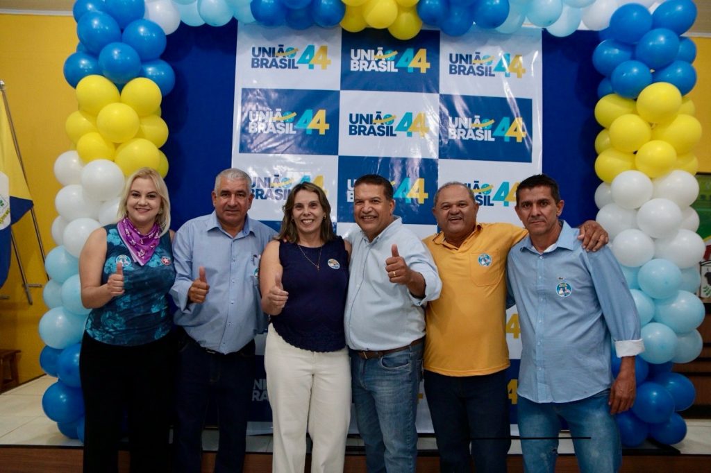 Abraçado pelo povo, Dr. Alex é homologado pré-candidato a prefeito junto com Vandinho para vice