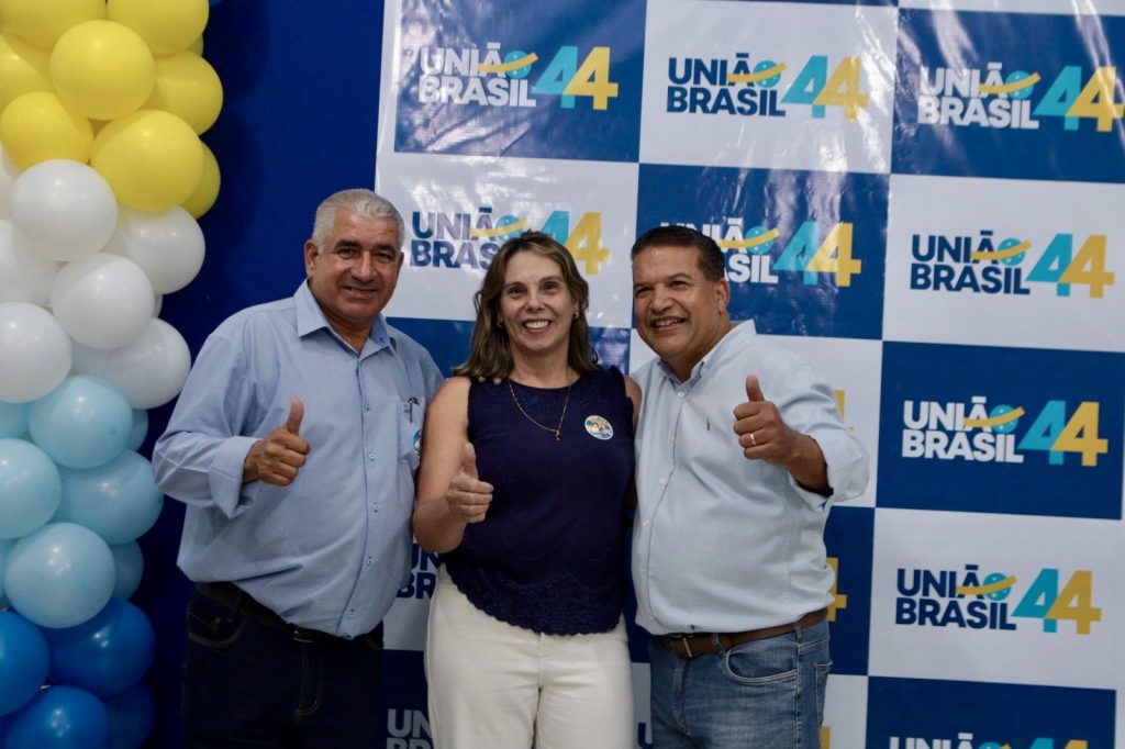 Abraçado pelo povo, Dr. Alex é homologado pré-candidato a prefeito junto com Vandinho para vice