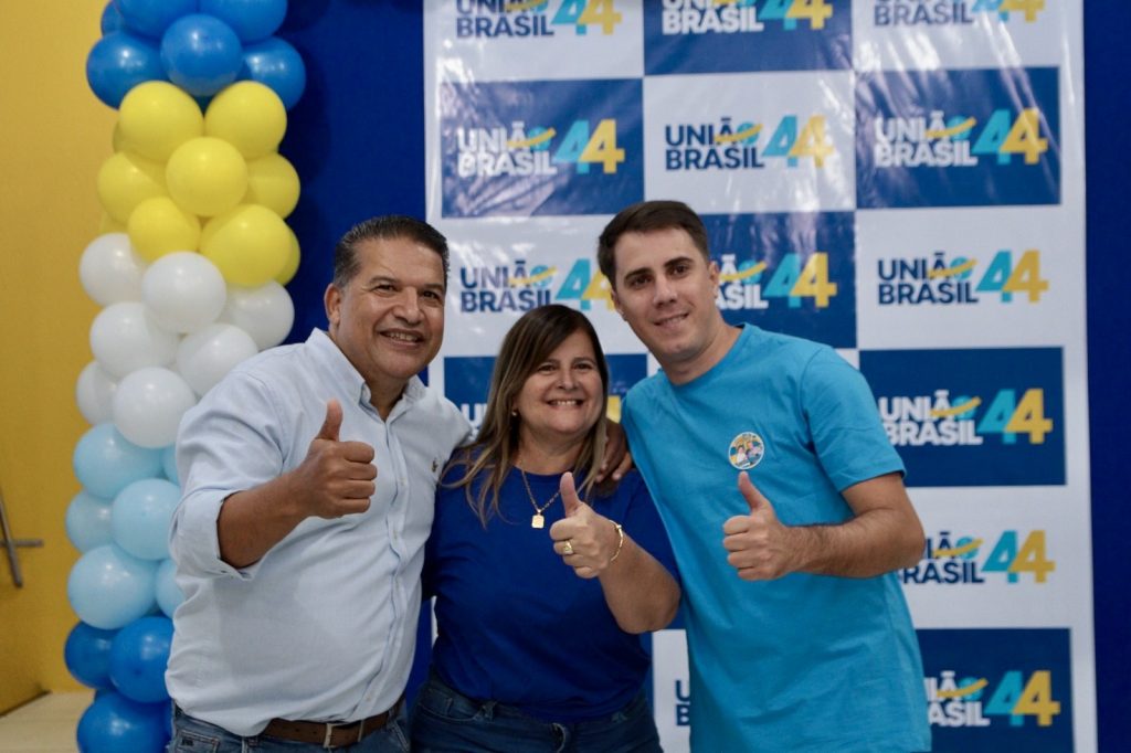 Abraçado pelo povo, Dr. Alex é homologado pré-candidato a prefeito junto com Vandinho para vice