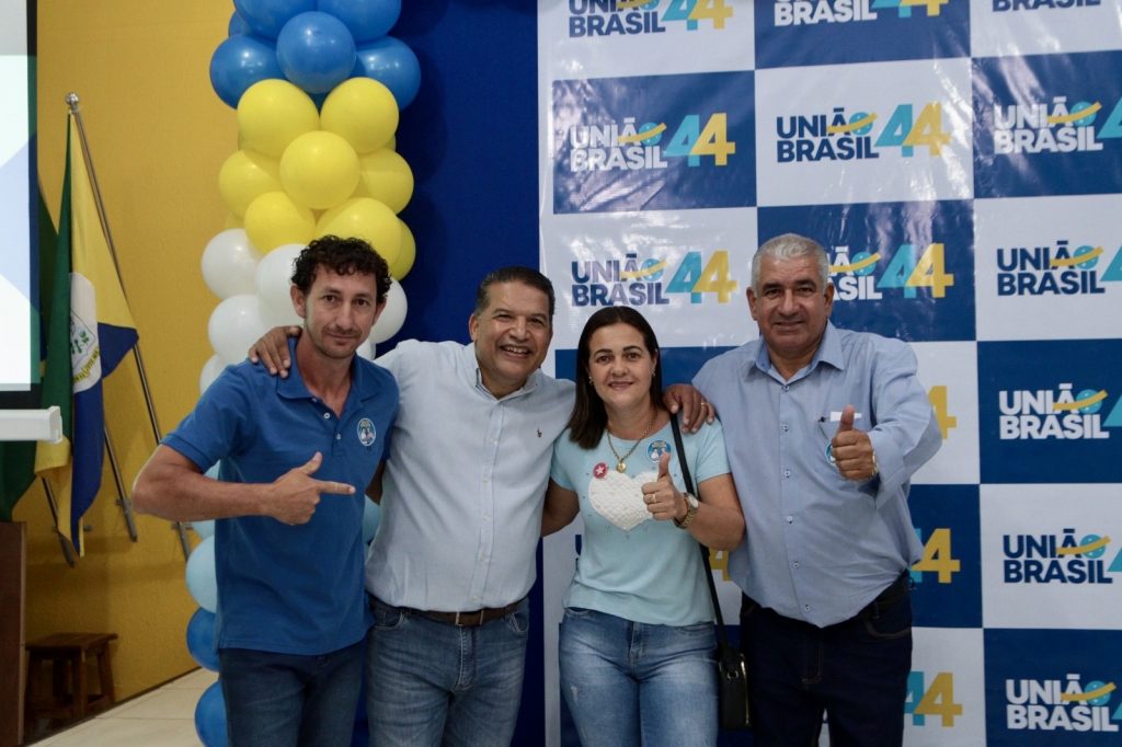 Abraçado pelo povo, Dr. Alex é homologado pré-candidato a prefeito junto com Vandinho para vice