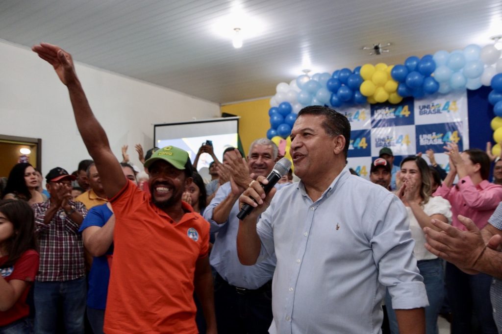 Abraçado pelo povo, Dr. Alex é homologado pré-candidato a prefeito junto com Vandinho para vice