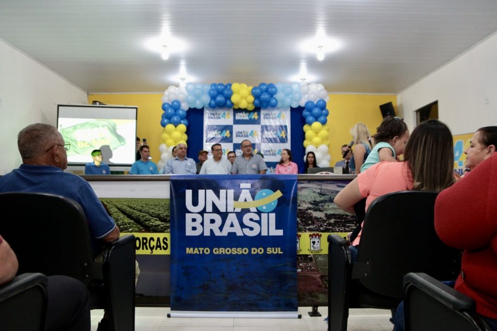 Abraçado pelo povo, Dr. Alex é homologado pré-candidato a prefeito junto com Vandinho para vice