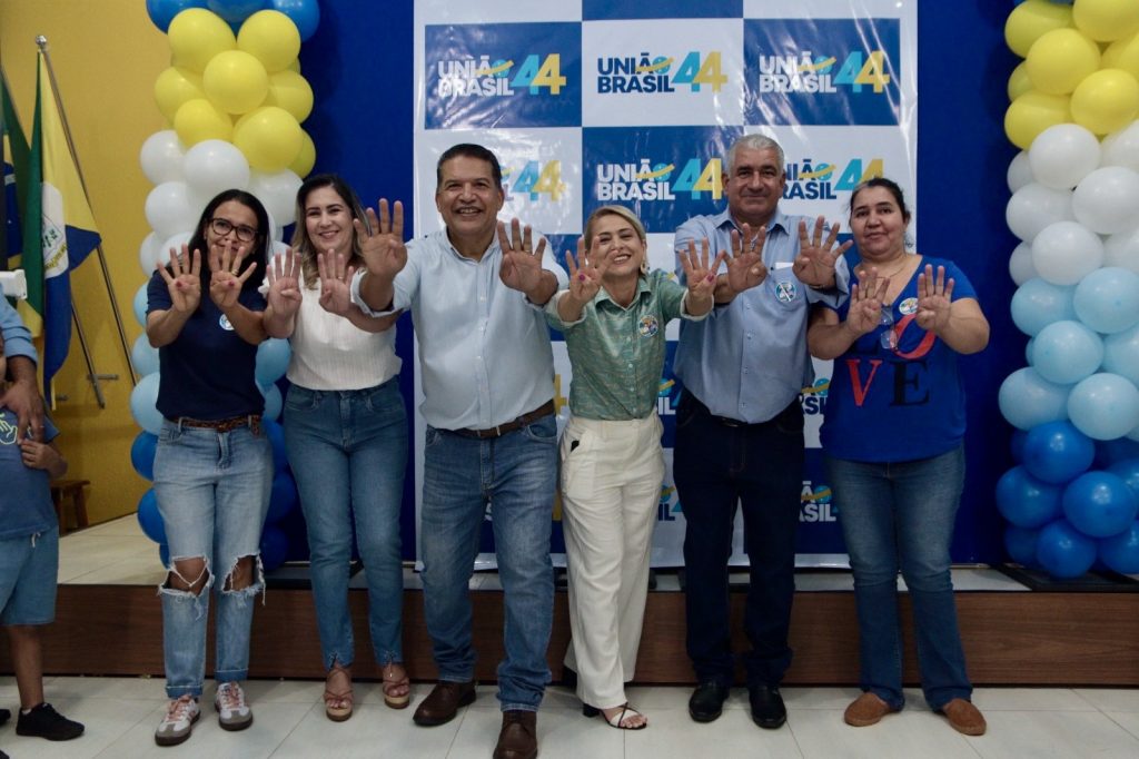 Abraçado pelo povo, Dr. Alex é homologado pré-candidato a prefeito junto com Vandinho para vice