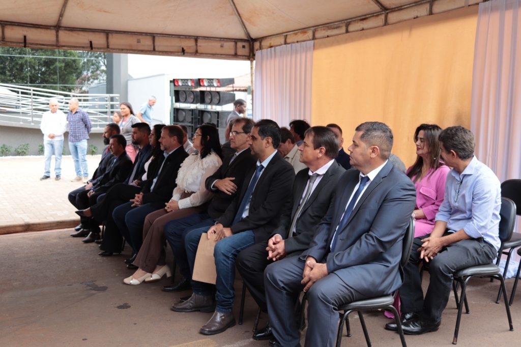 Vereadores de Paranhos inauguraram uma das maiores Câmaras Municipais do interior de Mato Grosso do Sul nesta sexta-feira (5)