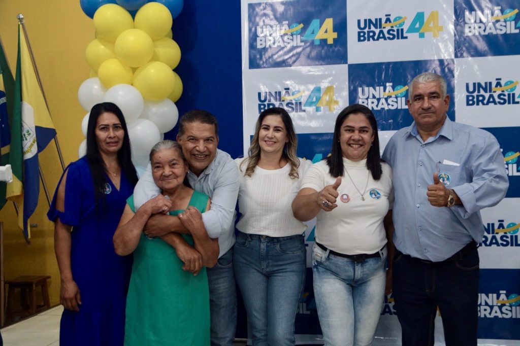 Abraçado pelo povo, Dr. Alex é homologado pré-candidato a prefeito junto com Vandinho para vice