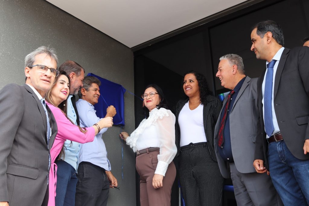 Vereadores de Paranhos inauguraram uma das maiores Câmaras Municipais do interior de Mato Grosso do Sul nesta sexta-feira (5)