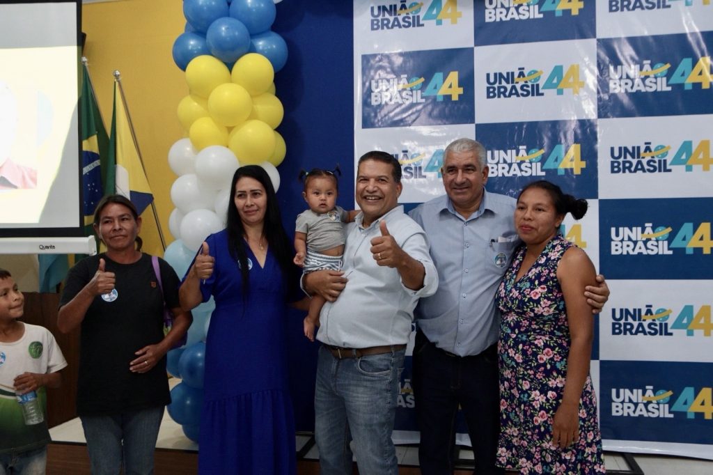 Abraçado pelo povo, Dr. Alex é homologado pré-candidato a prefeito junto com Vandinho para vice