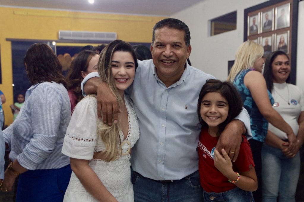 Abraçado pelo povo, Dr. Alex é homologado pré-candidato a prefeito junto com Vandinho para vice