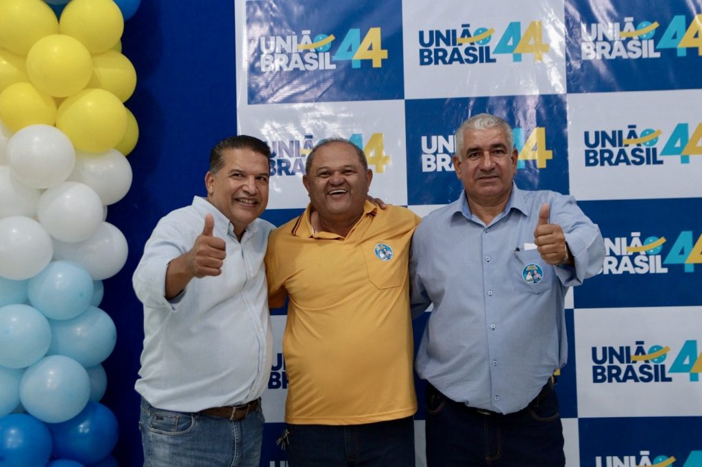 Abraçado pelo povo, Dr. Alex é homologado pré-candidato a prefeito junto com Vandinho para vice