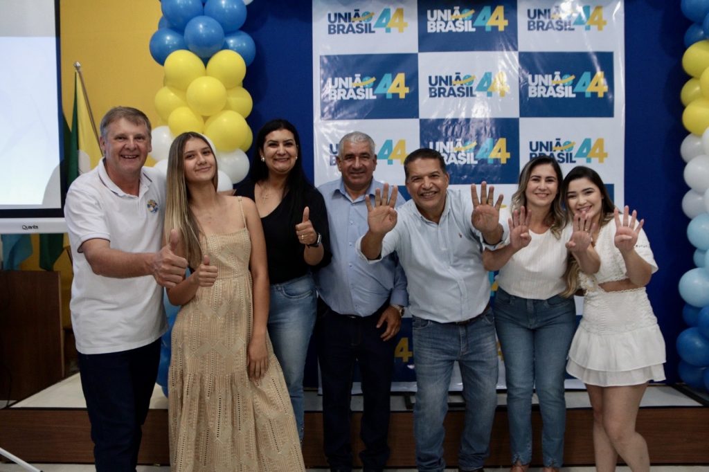 Abraçado pelo povo, Dr. Alex é homologado pré-candidato a prefeito junto com Vandinho para vice