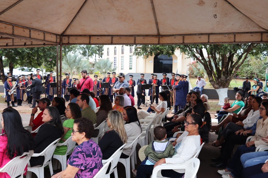 Vereadores de Paranhos inauguraram uma das maiores Câmaras Municipais do interior de Mato Grosso do Sul nesta sexta-feira (5)