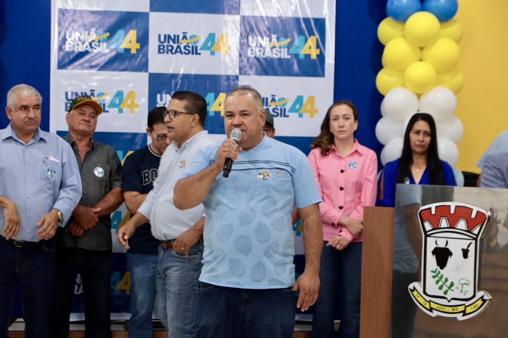 Abraçado pelo povo, Dr. Alex é homologado pré-candidato a prefeito junto com Vandinho para vice