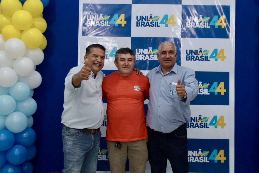 Abraçado pelo povo, Dr. Alex é homologado pré-candidato a prefeito junto com Vandinho para vice