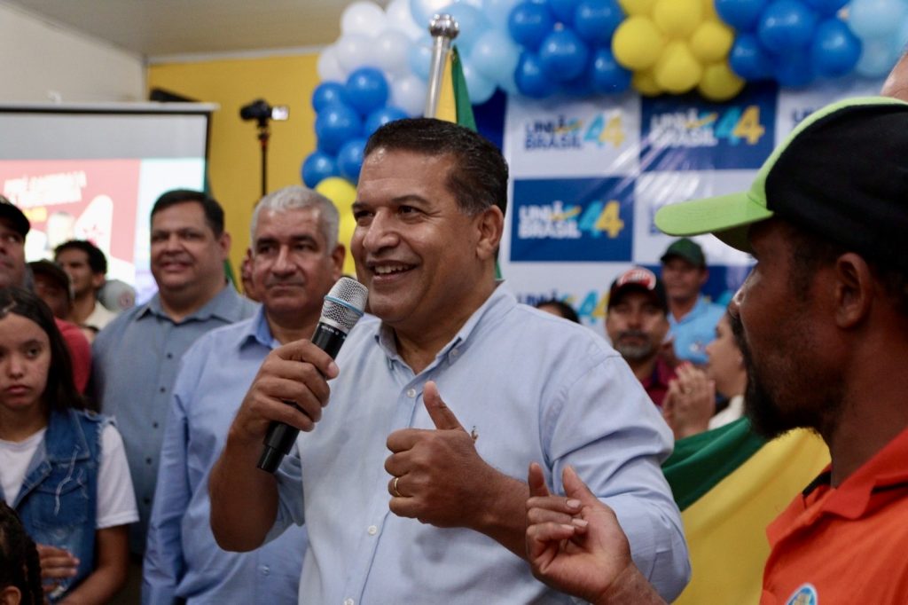 Abraçado pelo povo, Dr. Alex é homologado pré-candidato a prefeito junto com Vandinho para vice