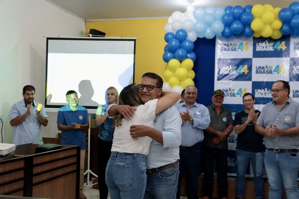 Abraçado pelo povo, Dr. Alex é homologado pré-candidato a prefeito junto com Vandinho para vice