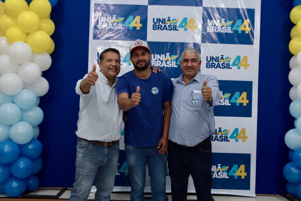 Abraçado pelo povo, Dr. Alex é homologado pré-candidato a prefeito junto com Vandinho para vice