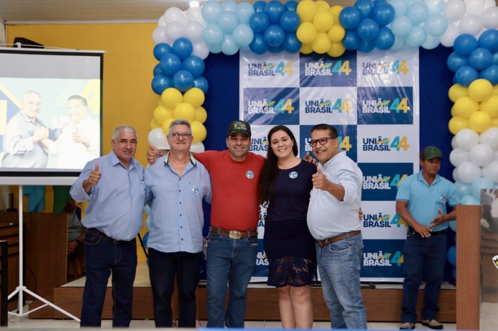 Abraçado pelo povo, Dr. Alex é homologado pré-candidato a prefeito junto com Vandinho para vice