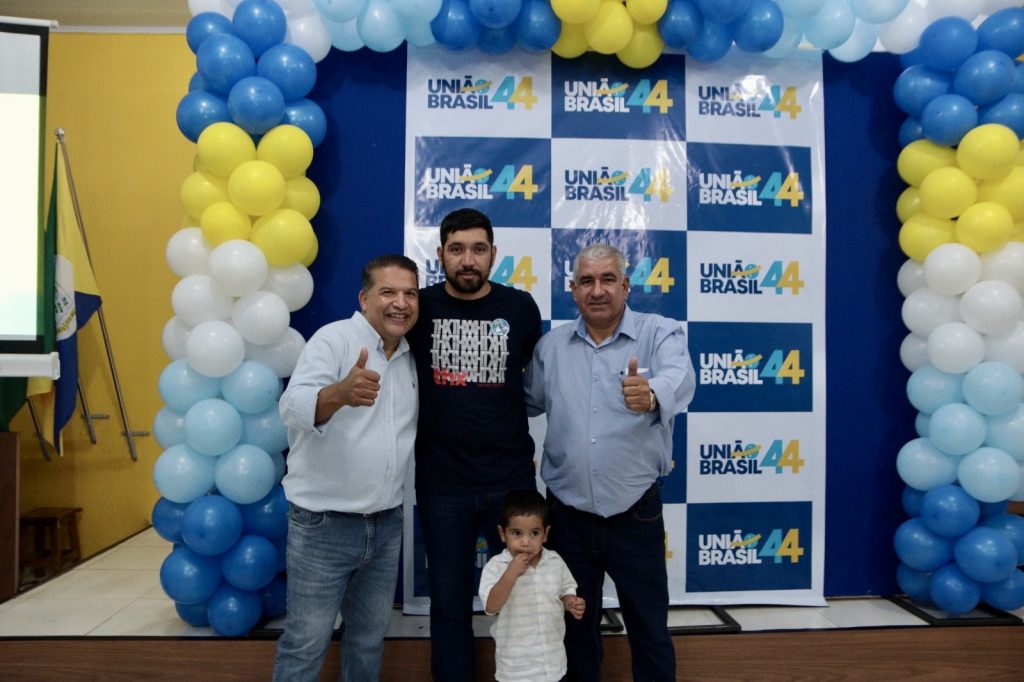 Abraçado pelo povo, Dr. Alex é homologado pré-candidato a prefeito junto com Vandinho para vice