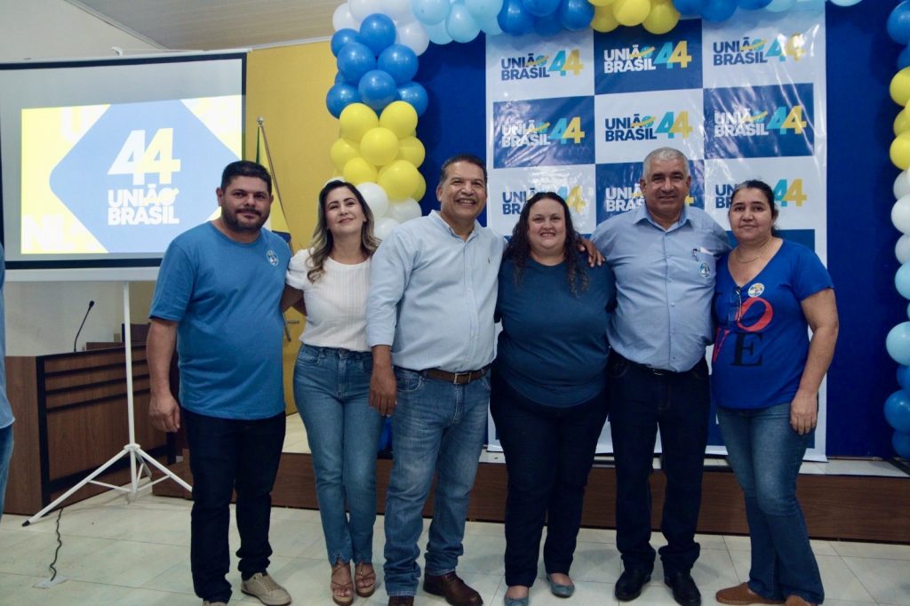 Abraçado pelo povo, Dr. Alex é homologado pré-candidato a prefeito junto com Vandinho para vice