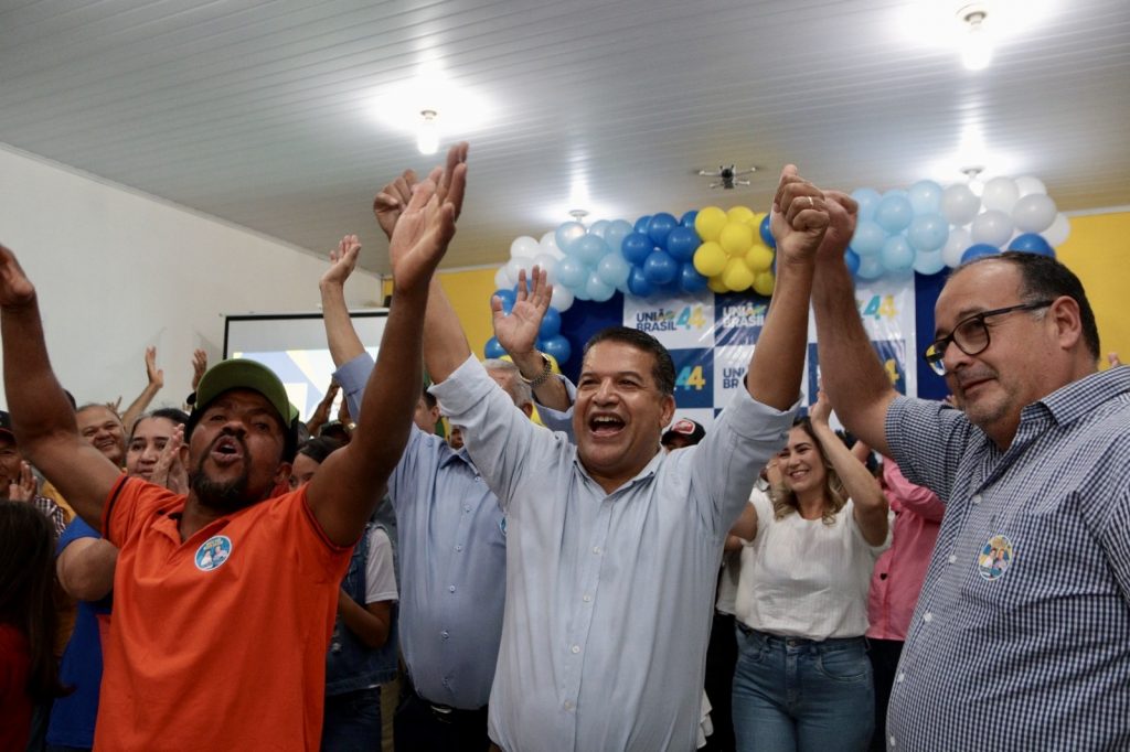 Abraçado pelo povo, Dr. Alex é homologado pré-candidato a prefeito junto com Vandinho para vice