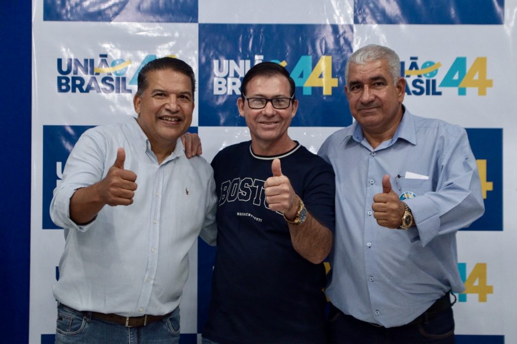 Abraçado pelo povo, Dr. Alex é homologado pré-candidato a prefeito junto com Vandinho para vice