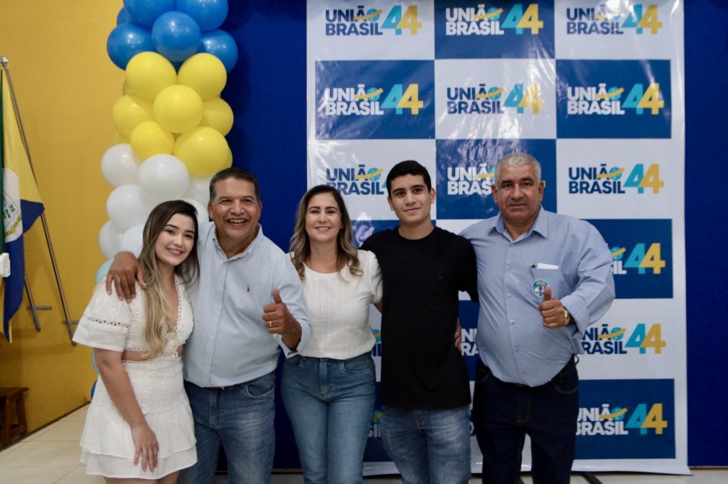 Abraçado pelo povo, Dr. Alex é homologado pré-candidato a prefeito junto com Vandinho para vice